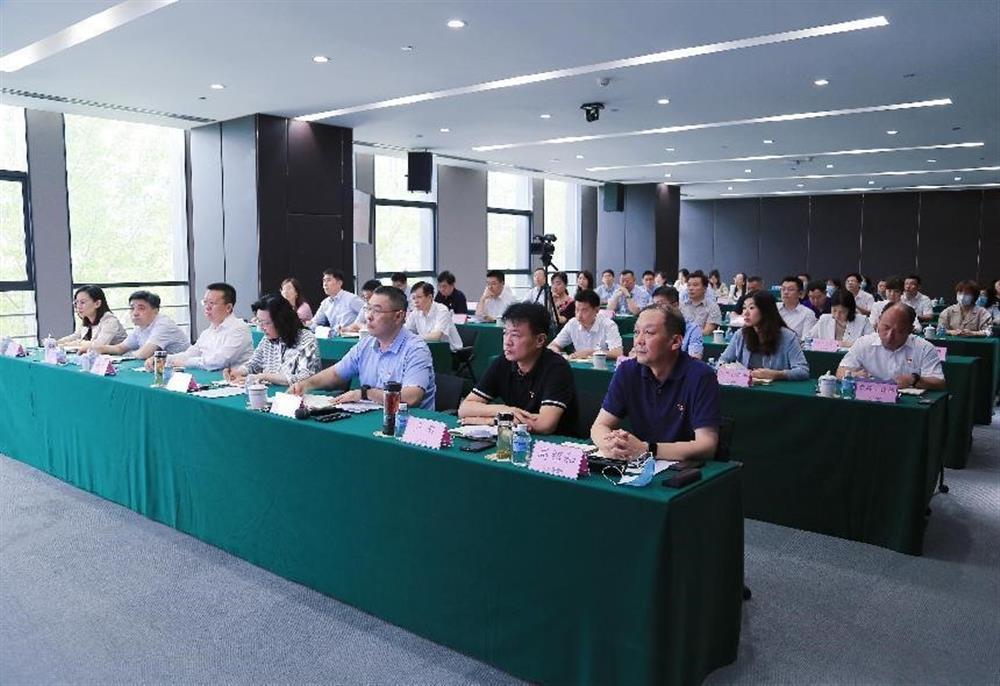 濟南產(chǎn)發(fā)集團組織開展黨委理論學(xué)習中心組集中學(xué)習暨專題黨課